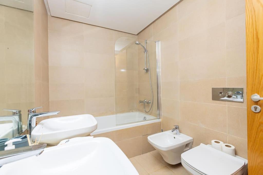 Modern 2Br Retreat In Marina Sale Luxury Living Hajja Exterior foto