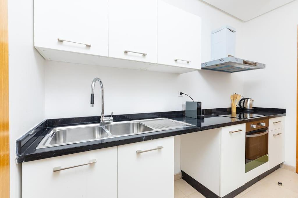 Modern 2Br Retreat In Marina Sale Luxury Living Hajja Exterior foto