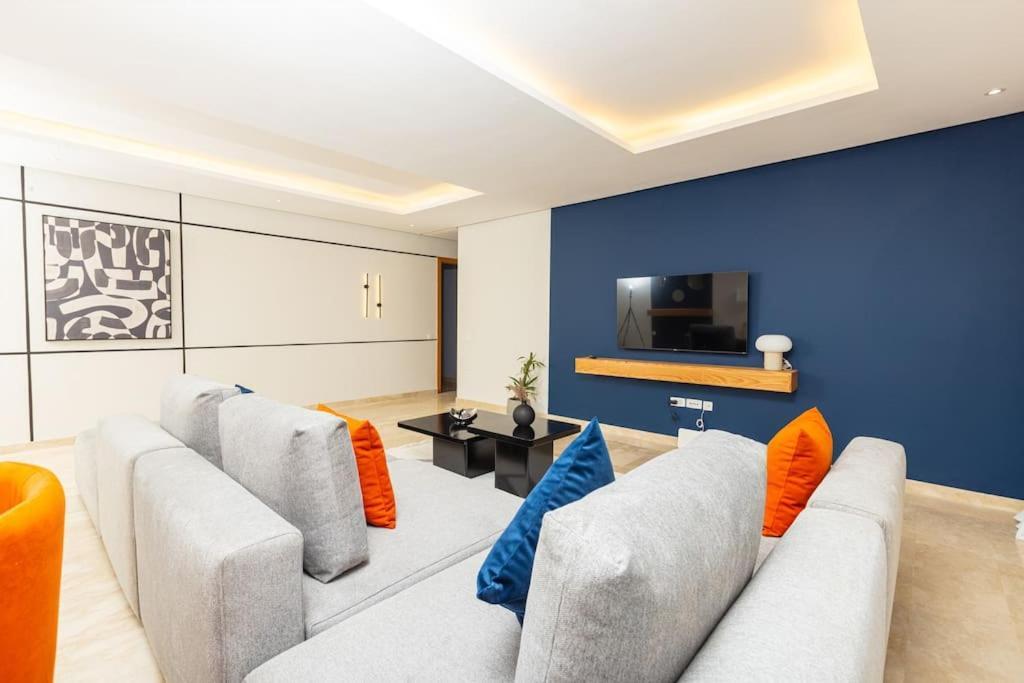 Modern 2Br Retreat In Marina Sale Luxury Living Hajja Exterior foto