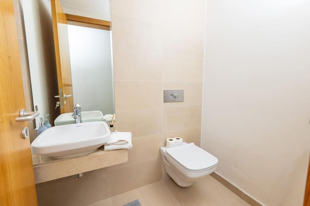 Modern 2Br Retreat In Marina Sale Luxury Living Hajja Exterior foto