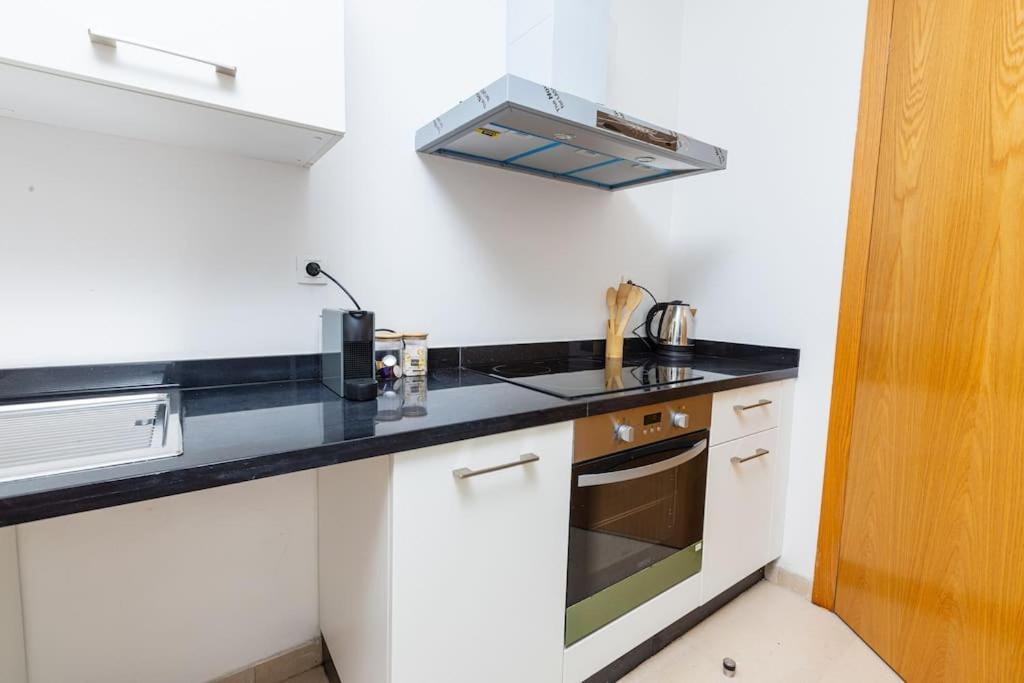 Modern 2Br Retreat In Marina Sale Luxury Living Hajja Exterior foto