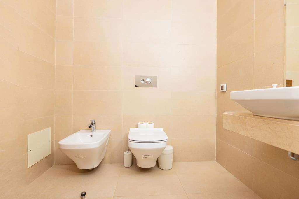 Modern 2Br Retreat In Marina Sale Luxury Living Hajja Exterior foto