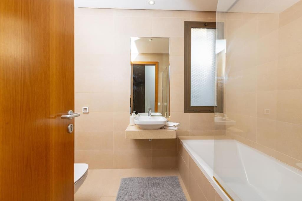 Modern 2Br Retreat In Marina Sale Luxury Living Hajja Exterior foto
